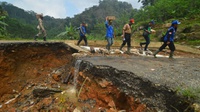 Banjir Pangandaran Surut, Warga Bersihkan Tumpukan Lumpur