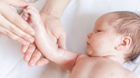Bayi Lebih Suka Dipijat Ayah-Ibunya ketimbang Terapis