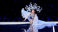 Model Ming Xi Terjatuh di Panggung Victoria's Secret Fashion Show 