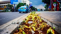 Simpang Siur Pohon Imitasi di Jakarta