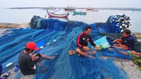 Badai Cempaka Sebabkan Nelayan Garut Berhenti Melaut