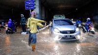 BMKG: Jakarta Hujan Sedang-Lebat Hingga Petang