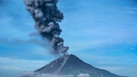 Gunung Sinabung Keluarkan Awan Panas Usai Erupsi pada Senin Pagi