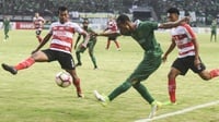Hasil Madura United vs Persebaya Babak Pertama Skor 1-1