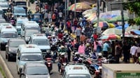 Pejalan Kaki di Jatinegara Harus Berbagi Jalan dengan Para PKL