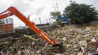 Banjir Jakarta: Pemprov DKI Angkut 1.596 Ton Sampah di Ciliwung