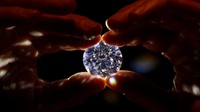 Tren Pemakaian Berlian: Ditindik ke Jari Manis Hingga Lensa Kontak