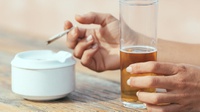 Penelitian: Kurangi Minum Alkohol Bisa Hentikan Kebiasaan Merokok