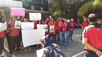Bekas Karyawan 7-Eleven Unjuk Rasa Tagih Pesangon
