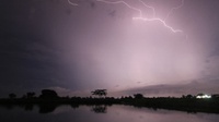 Bermain Ponsel saat Hujan Petir: Bahaya atau Tidak?