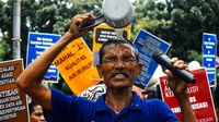 Aksi Mandi Bareng Menolak Privatisasi Air