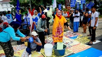 Tolak Swastanisasi Air, Warga Mandi di Depan Balai Kota DKI Jakarta