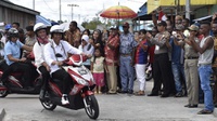 Presiden Jokowi & Ibu Negara Naik Motor Kunjungi Asmat Papua