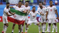 Pemain Iran Bermain dengan Sepatu Sepakbola Pinjaman