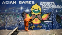 Petugas PPSU DKI Jakarta Gambar Mural Asian Games di Kemayoran