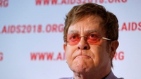 Elton John Hentikan Pertunjukkan karena Sakit Pneumonia