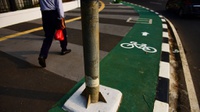 Jalur Sepeda Terhalang Tiang di Pedestrian GBK