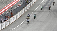 Aksi Romano Fenati Pegang Tuas Rem Lawan di Moto2 San Marino 2018