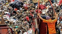 Sampah Jakarta Menumpuk Usai Hujan, DLH Siagakan Pengangkut Sampah
