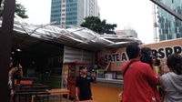 Angin Kencang Sebabkan Atap Food Court di Kuningan Rusak Parah