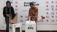 KPU DKI Lapis Kotak Suara dengan Plastik Saat Kirim ke Pulau Seribu