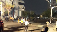 Petugas Cari Korban Amblasnya Jalan Gubeng Surabaya