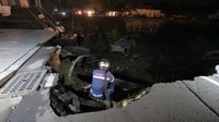 Jalan Gubeng Ambles Akibat Kesalahan Konstruksi Gedung RS Siloam