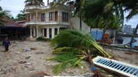 Puing Bekas Tsunami di Pantai Carita Masih Belum Dibersihkan