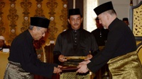 Raja Malaysia Mengundurkan Diri Usai Menikahi Oksana Voevodina