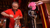 Membersihkan Patung Dewa-Dewi Jelang Imlek