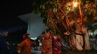 Pemburu Api Jakarta yang Memadamkan Bermacam Masalah Warganya