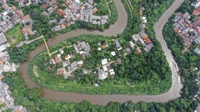 1.100 Pohon di Bantaran Sungai Ciliwung Terlilit Sampah Plastik