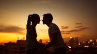 Valentine dan Mengapa Kita Suka Berciuman