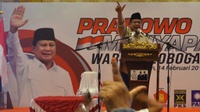 Prabowo Lambaikan Tangan ke Pendukung Jokowi di Surabaya