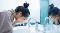 7 Manfaat Cuci Muka Sebelum Tidur & Cara Mencucinya yang Benar
