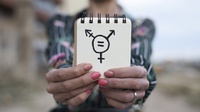 Kisah Transgender Bisa Punya E-KTP: Terkendala Stigma & Birokrasi