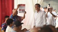 Presiden Joko Widodo Mencoblos Bersama Istri