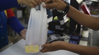 Pro Kontra Aturan Larangan Kantong Plastik Sekali Pakai ala Anies