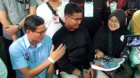 Sandiaga Berikan Sepatu Miliknya ke Seorang Relawan di Lampung