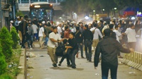 Polisi Bertameng Siaga di Depan Bawaslu pada Rabu Dini Hari