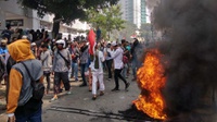 Massa 22 Mei di Jati Baru Bakar Ban dan Lempar Batu ke Arah Polisi