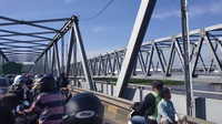 Massa Tutup Satu Ruas Jalan di Jembatan Landak, Kapuas, Kalbar