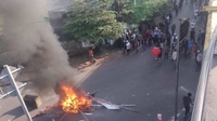 Massa Aksi 22 Mei di Slipi Desak Polisi Buka Blokade Menuju Bawaslu
