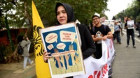 Aksi Jalan Mundur Tolak IMB Pulau Reklamasi