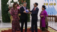 Jokowi Dapat Kaos Tim Sepakbola Argentina dari Presiden Mauricio