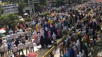 Massa Pendemo MK Gelar Salat Zuhur Berjamaah di Jalan