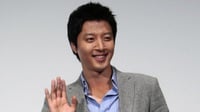 Lee Dong Gun Pertimbangkan Peran di Drama Adaptasi AS 