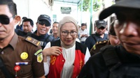 Usai Divonis 2 Tahun Bui, Ratna Sarumpaet Peluk Atiqah Hasiholan