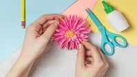 Cara Membuat Bunga dari Kertas Krep dengan Teknik Kelopak Tunggal