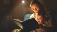 Apa Manfaat Bacakan Anak Buku Cerita Sebelum Tidur Menurut Psikolog
